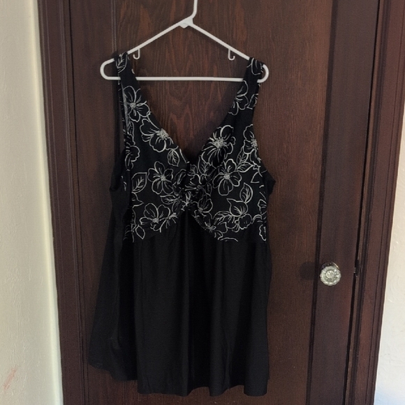 Delta Burke Black & White Floral Modest One Piece With Skirt Attached Size 28W - Picture 1 of 6